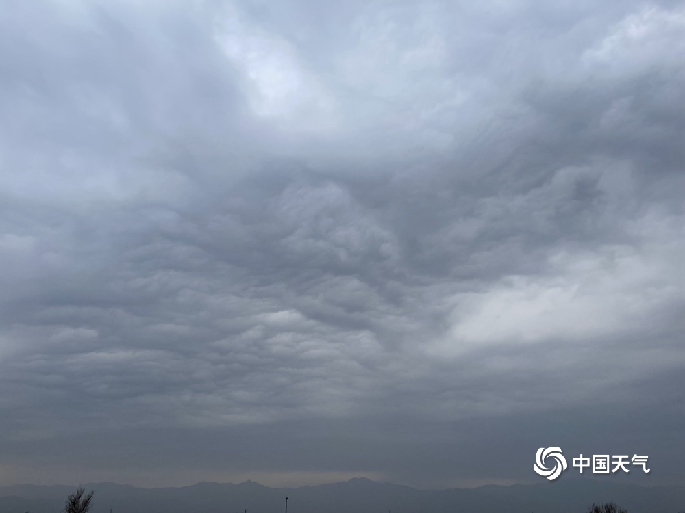 降雨将至 北京天空阴云密布