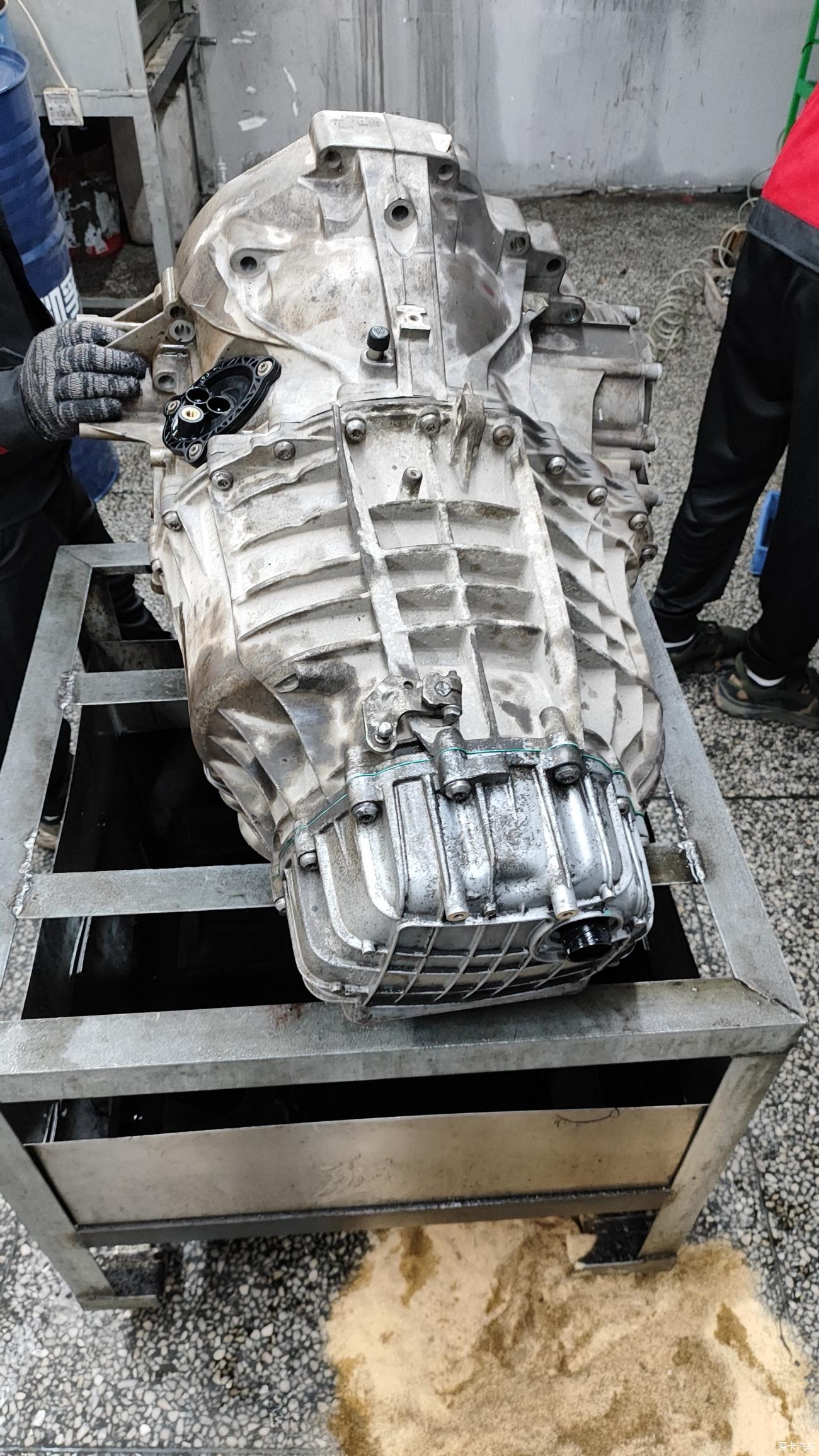 奥迪a4l变速箱起步突然窜出去?