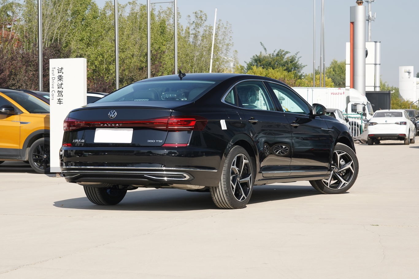 大众帕萨特,这款以水冷发动机和前轮驱动为特色的轿车,在全球范围内