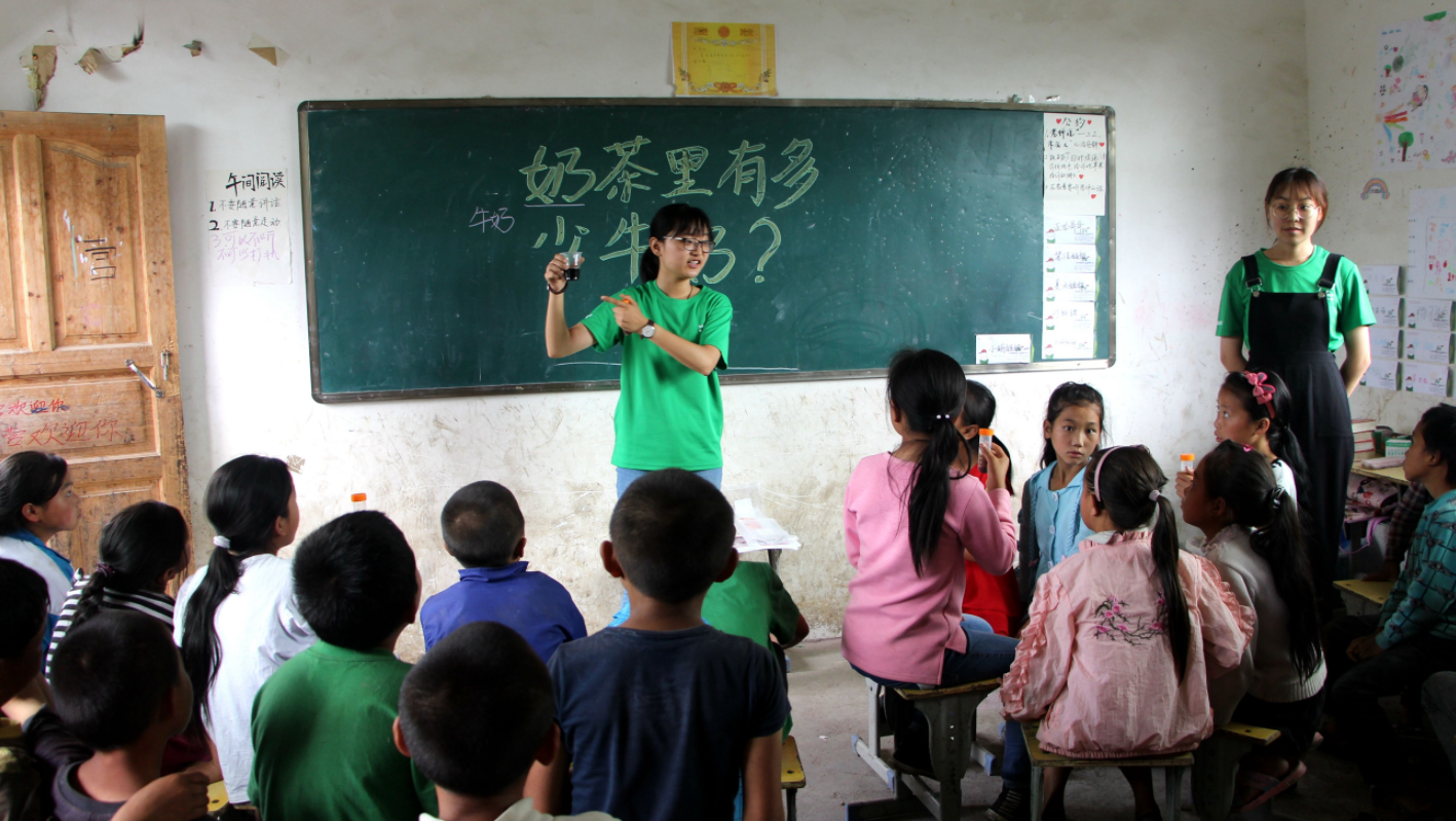 女老师义务支教山区12年,网友却认为她剥夺了孩子的寒暑假