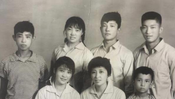 兄弟姐妹7人重拍24年前老照片,寻找当年感觉,评论却注意力跑偏