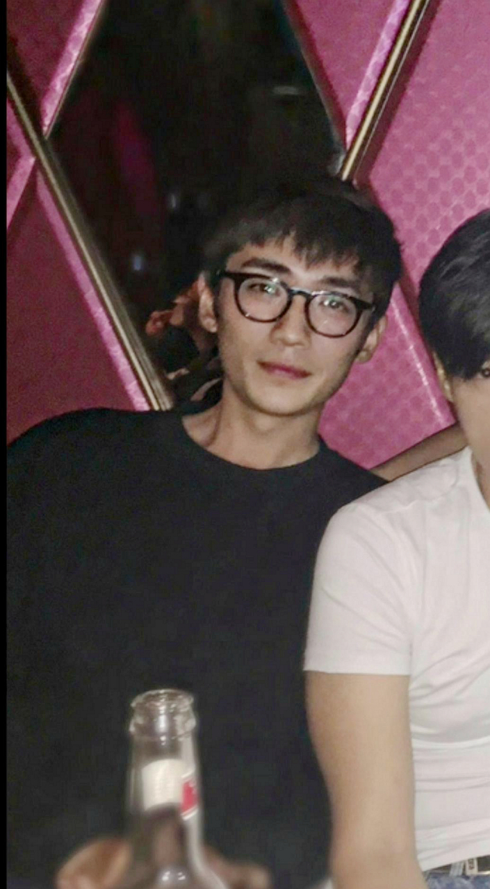 朱一龙老照片!戴眼镜的瘦子!