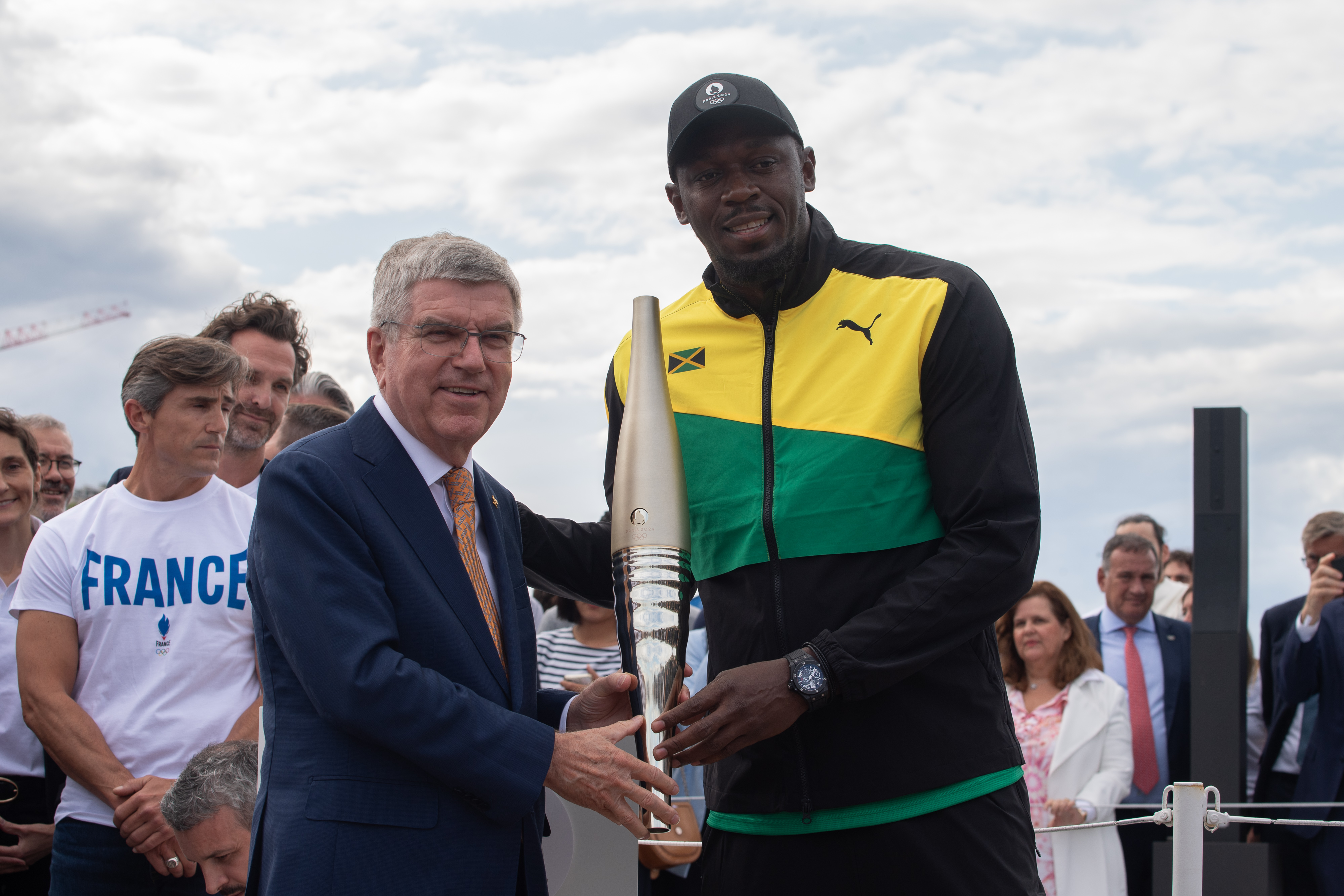 巴黎奥运火炬实物在塞纳河上公开亮相