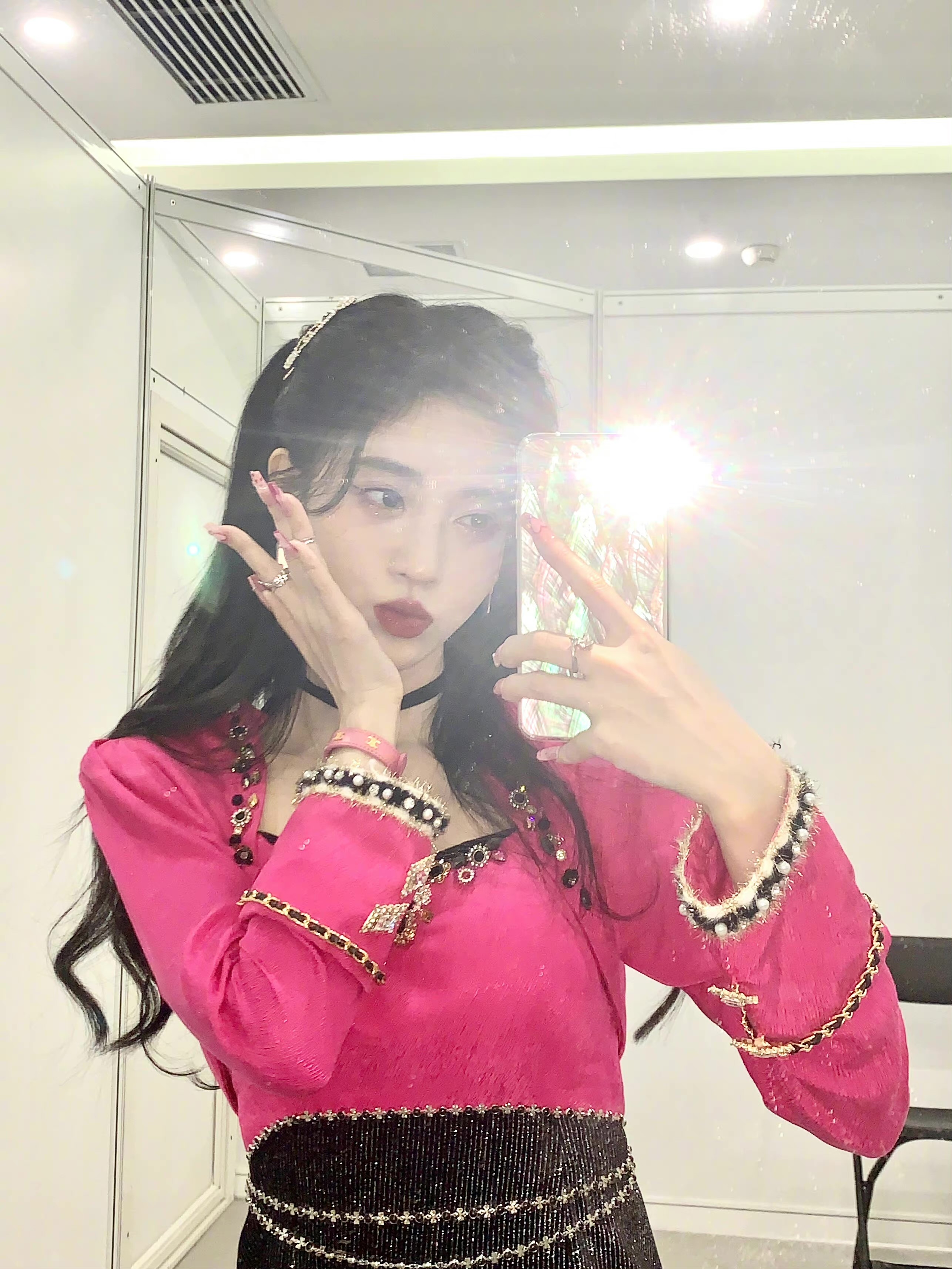 鞠婧祎晒春日自拍,赛博眼镜好吸睛