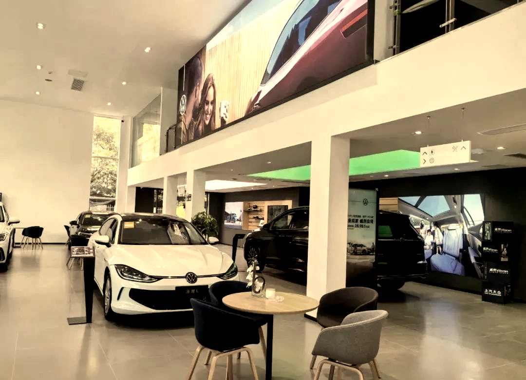踏入上汽大众绵阳金辉4s店,首先映入眼帘的是宽敞明亮的展厅