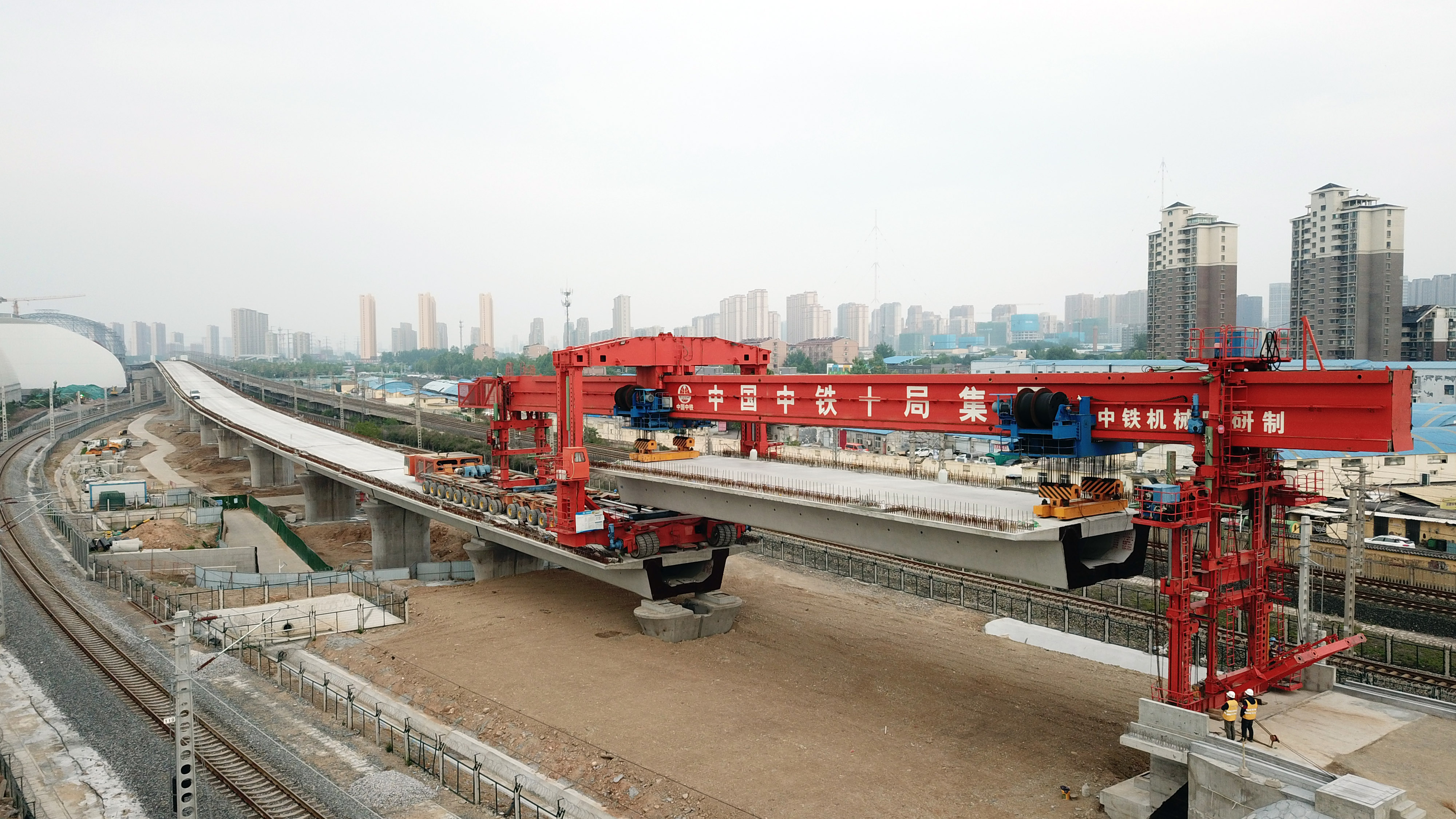 (新华全媒 )济南:黄台联络线完成最小曲线半径双线箱梁架设