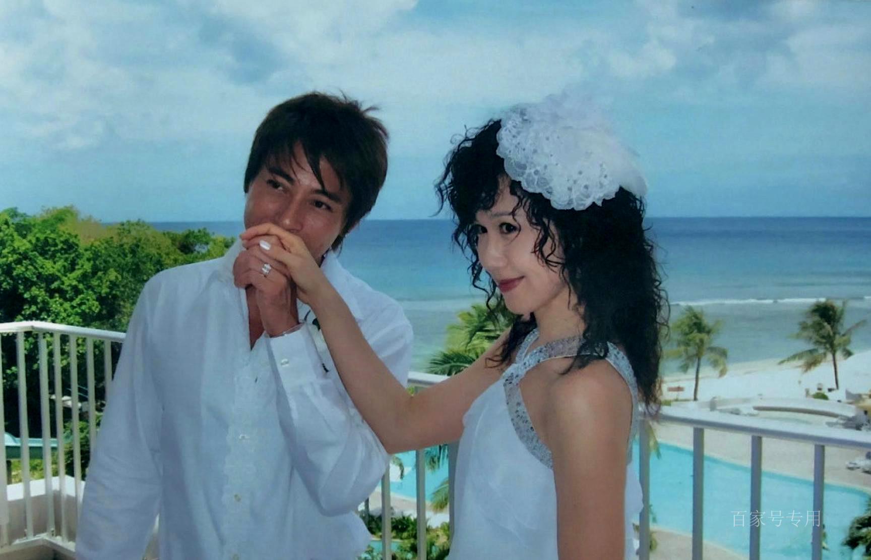 吕颂贤61岁妻子出席生日宴,打扮知性气质文雅,合照站边上仍抢镜