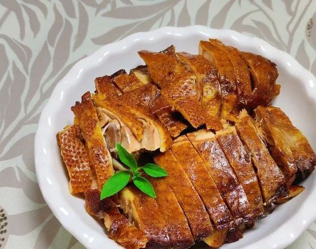 贵州百年黔庄酒业管理有限公司分享五香卤鸭的做法