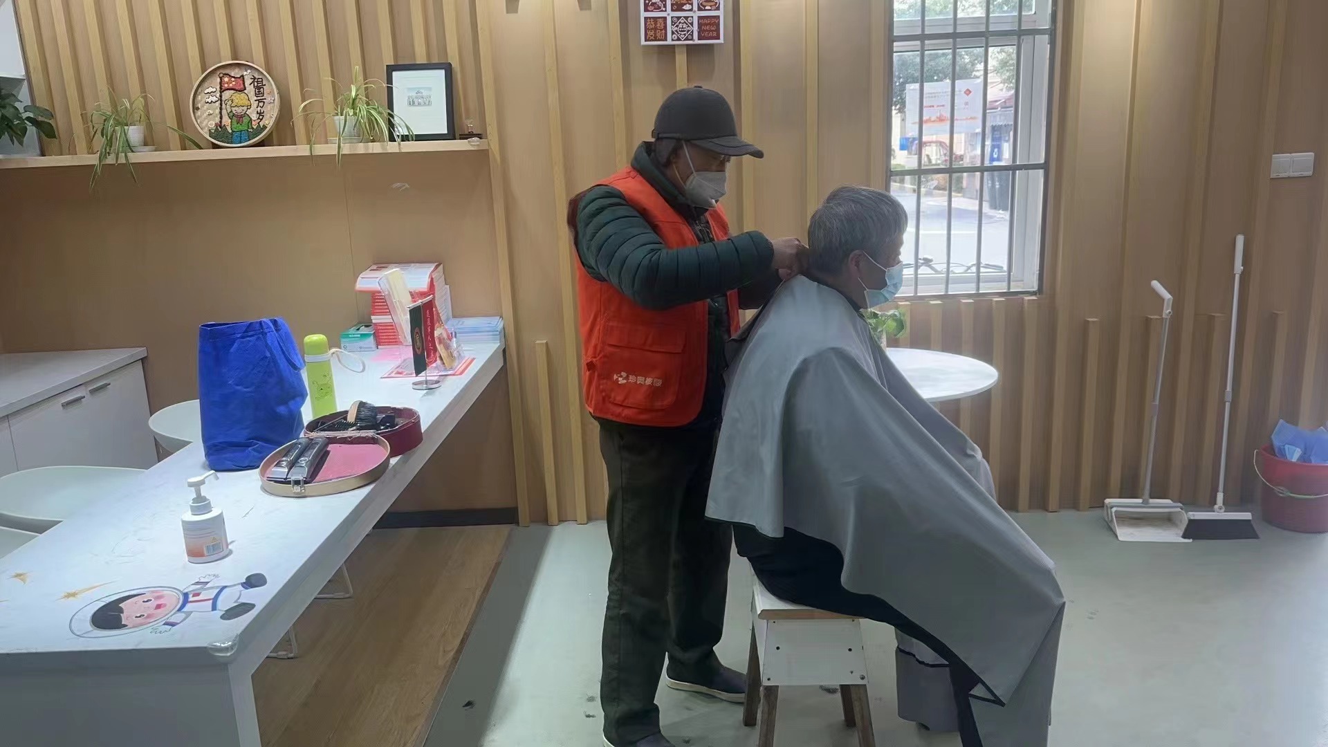 "二月二龙抬头",理发便民服务来到居民家门口