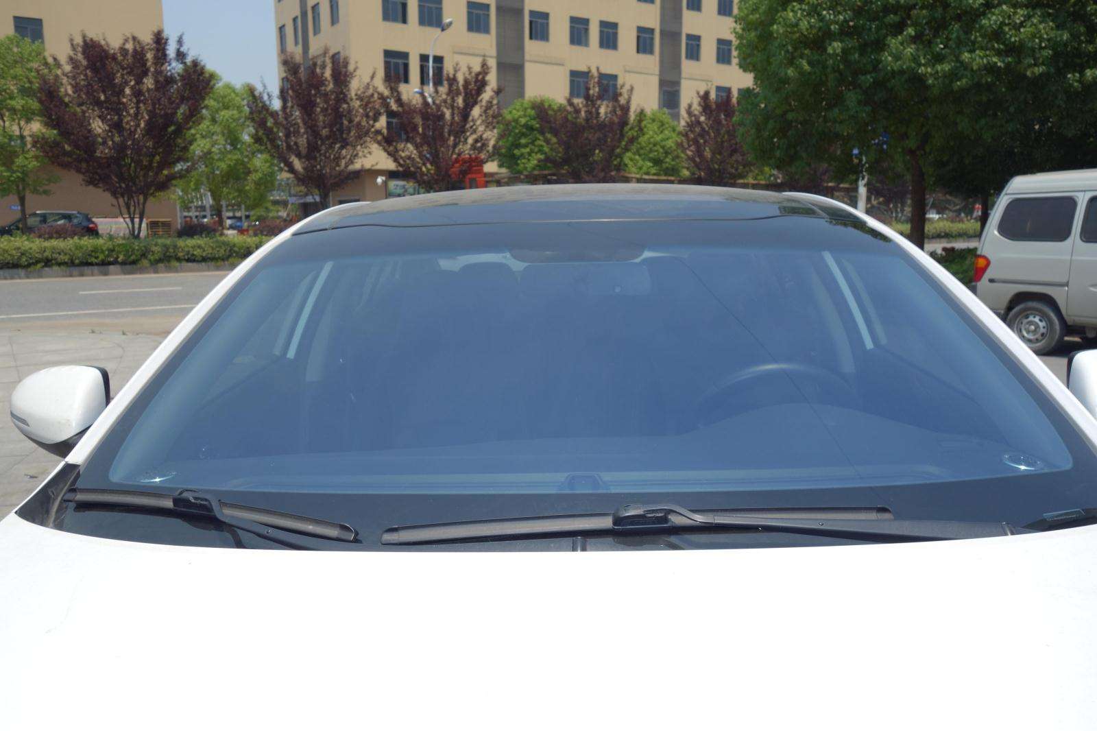 贴汽车前挡风玻璃膜手工费大概多少钱?