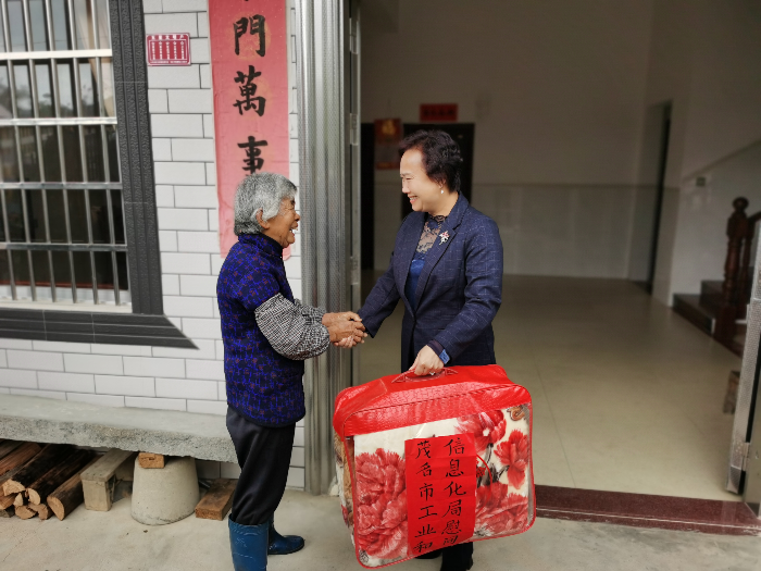 李庆川同志到信宜市镇隆镇调研 脱贫攻坚工作及慰问贫困户
