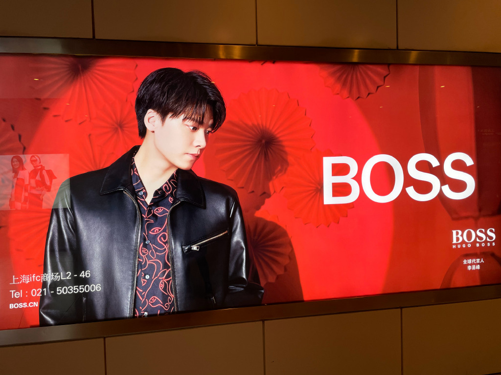 李易峰新鲜地广宣传图公开 恭喜boss喜提长发草草