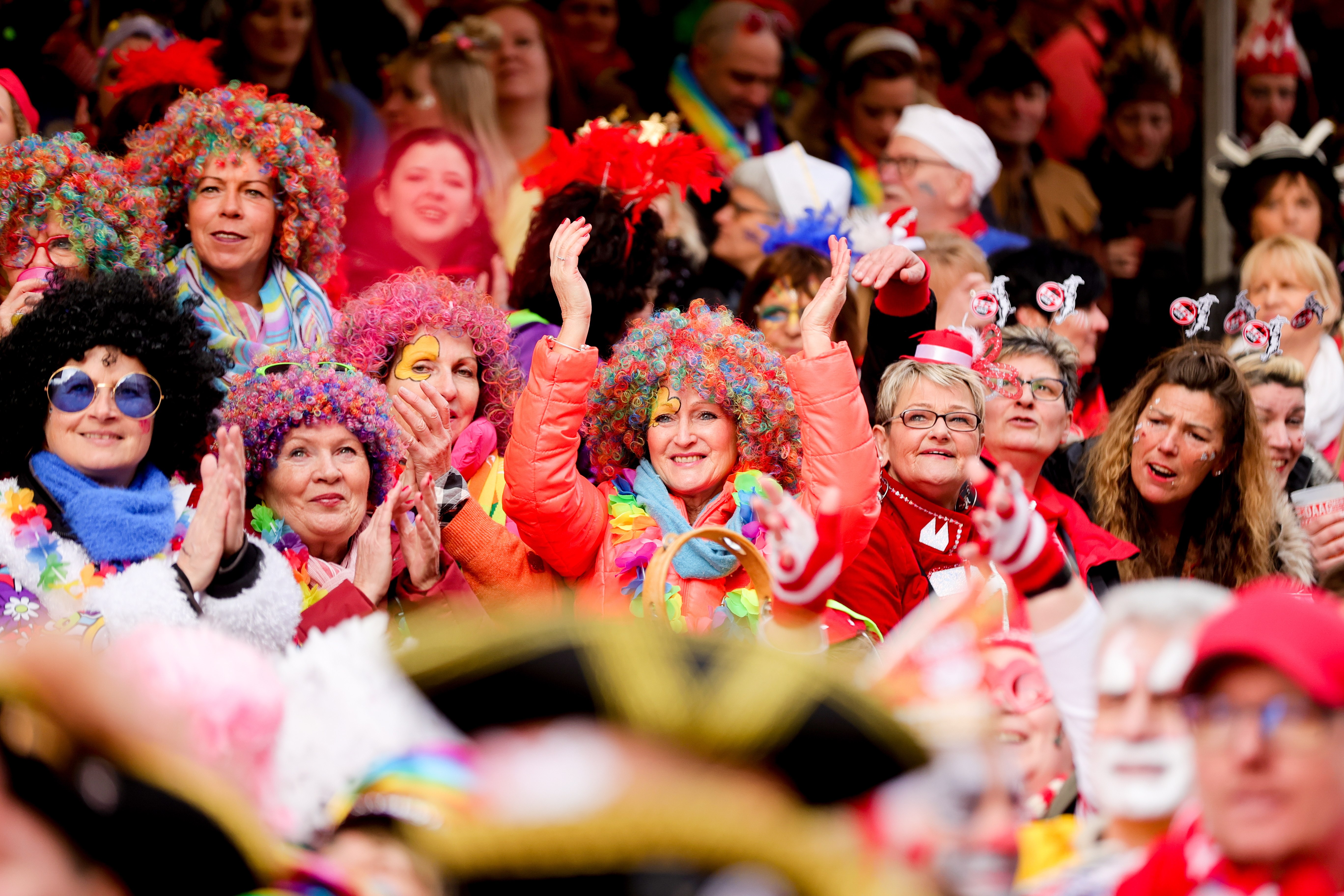 德国科隆狂欢节开启街头狂欢