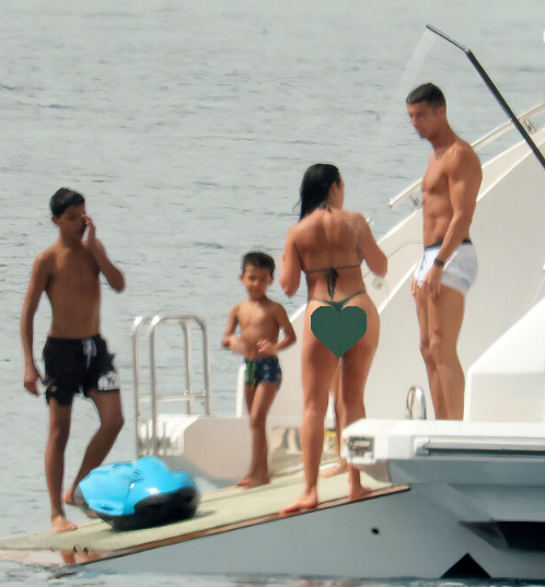 c罗女友坐姿豪放!乔治娜穿比基尼闪耀游艇,肚腩突显疑骨盆前倾