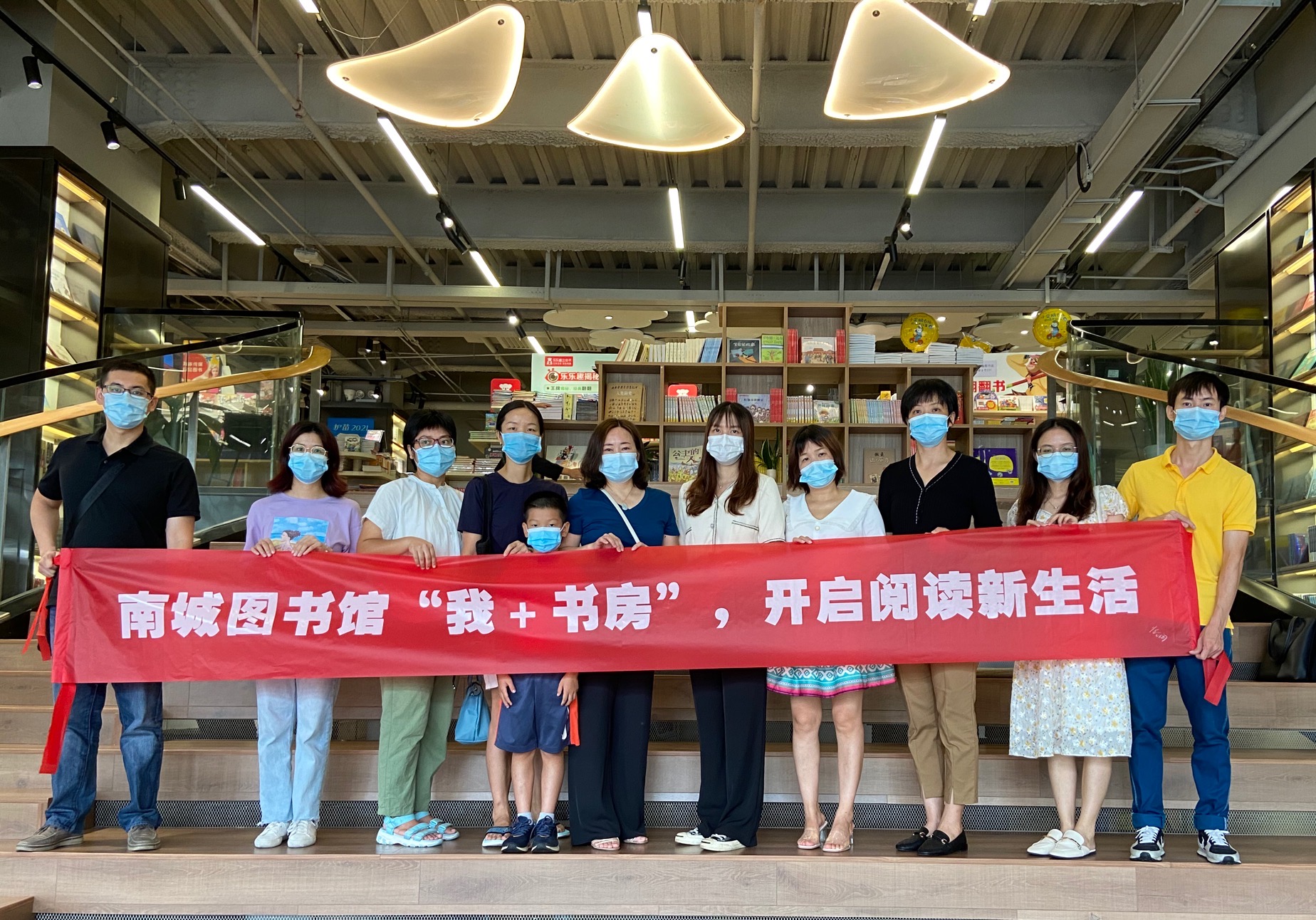 图书馆",配送了体育,文学,养生,经济,历史,旅游等150余册书目,让群众
