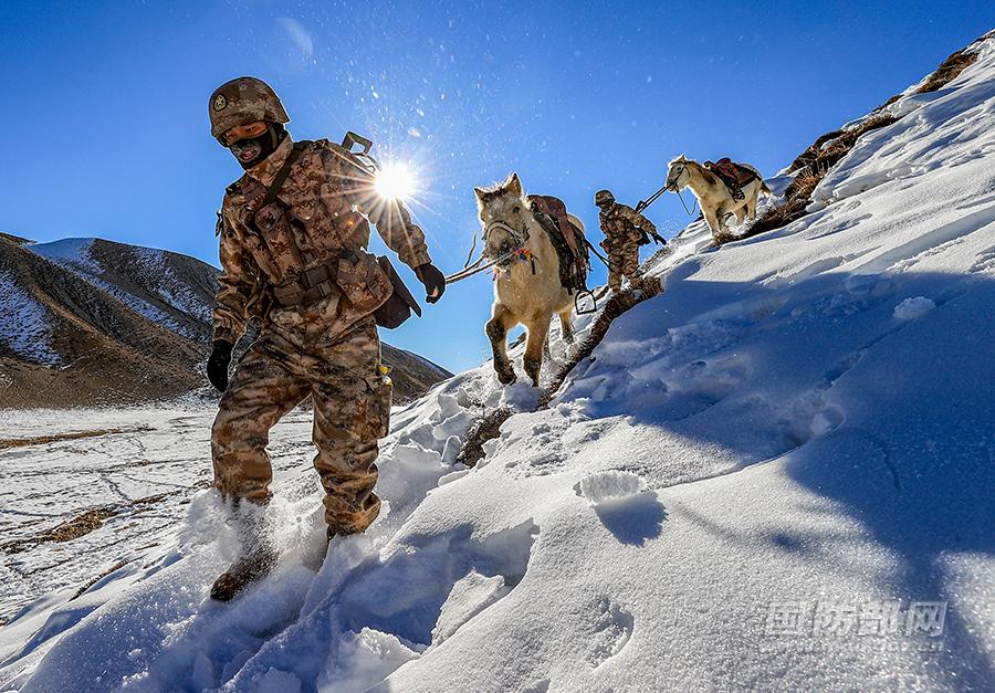 新年第一天,阿里军分区某边防团官兵踏雪巡逻