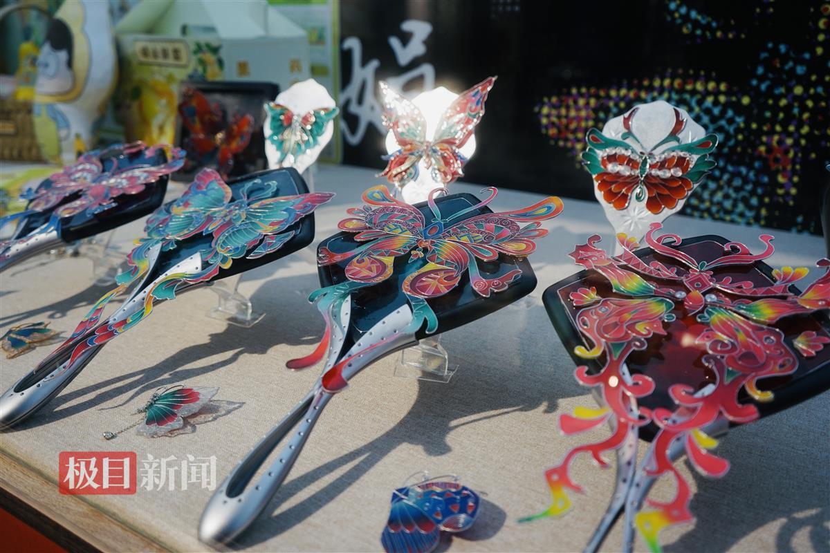 社区娱乐老有所"顽",凤冠霞帔原来是这样