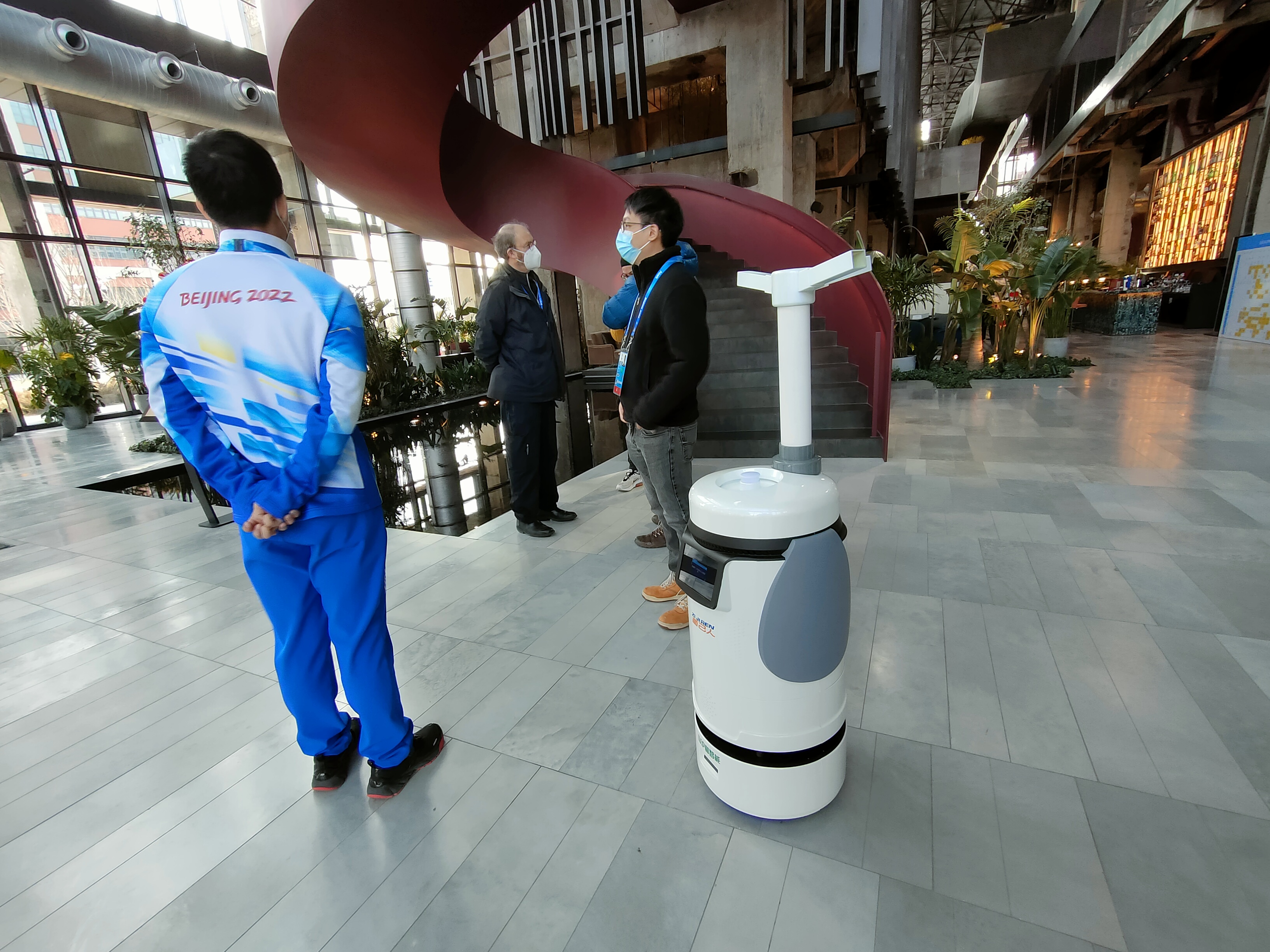 搜索者小洒消毒机器人助力北京冬奥会