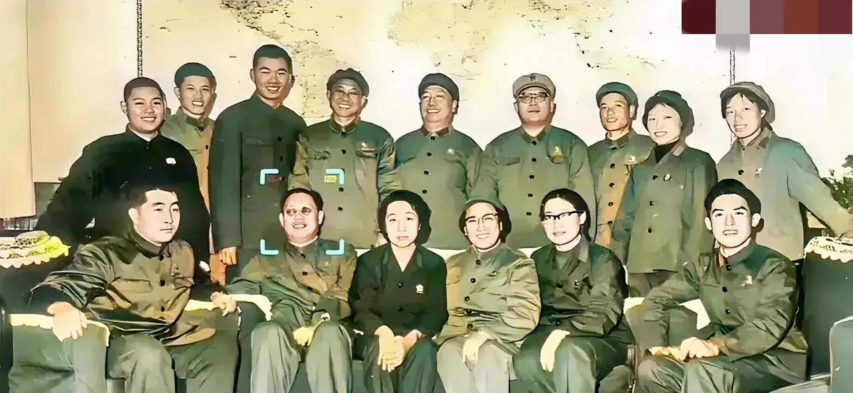 这张照片拍摄于1971年春节期间的海军大院,当时叶群带着儿子林立果