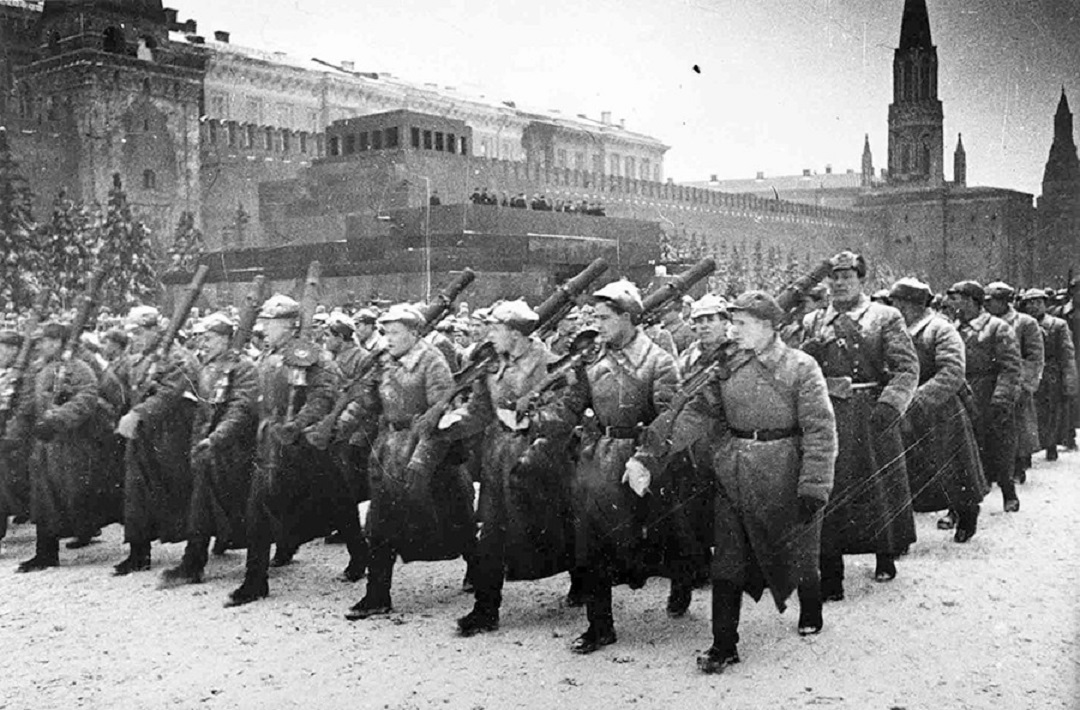 1941年斯大林红场阅兵,是史上最大胆的阅兵,德军为什么没轰炸?