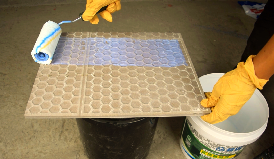 大板瓷砖铺贴难题如何解决?看看这款新型背胶