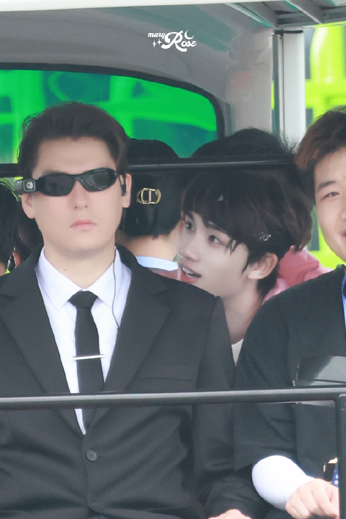 tnt合体录制运动综艺!马丁让弟弟们先跑,他们殿后,狡猾的笨蛋