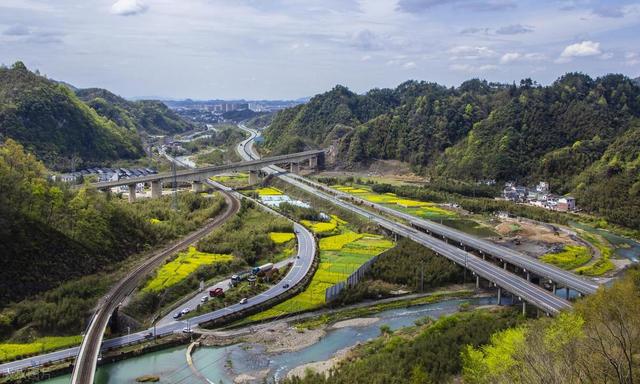 极速狂飙!杭绍甬高速公路,探寻中国首条真正不限速的公路传说!
