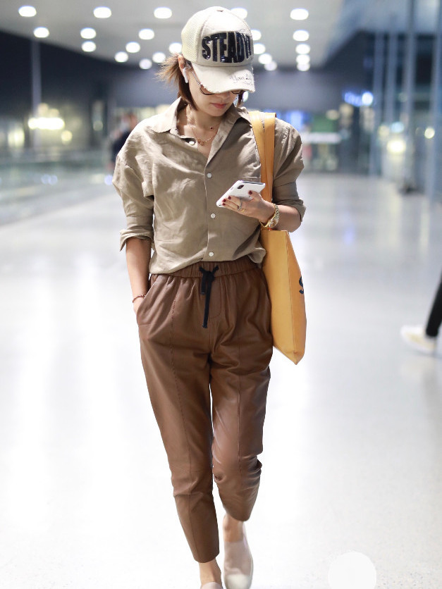 马伊琍没有明星包袱,一身朴素服装大方走机场,照样很吸睛