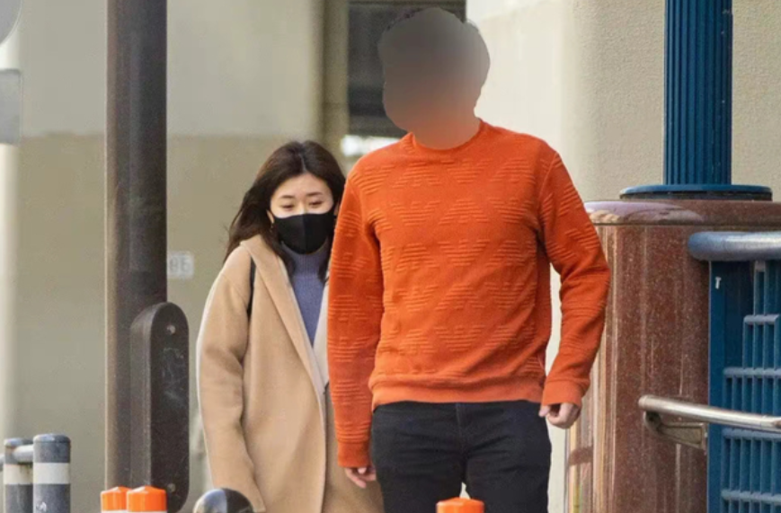 福原爱出轨再添证据:疑似在约会男子车内,发现大量"安全用品"