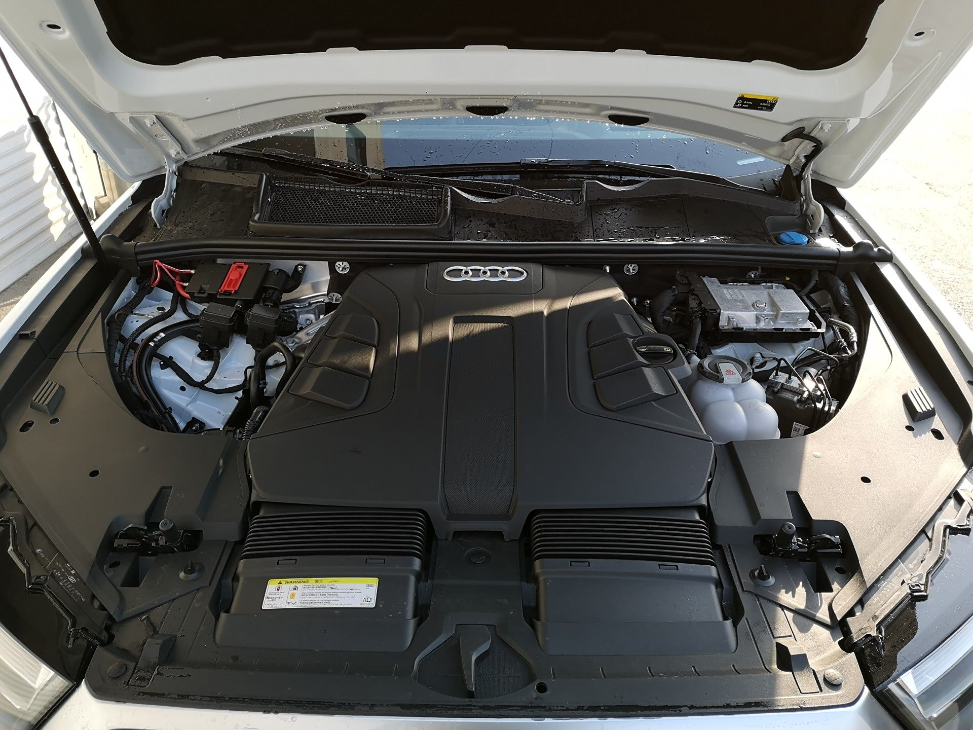 奥迪发动机盖怎么打开