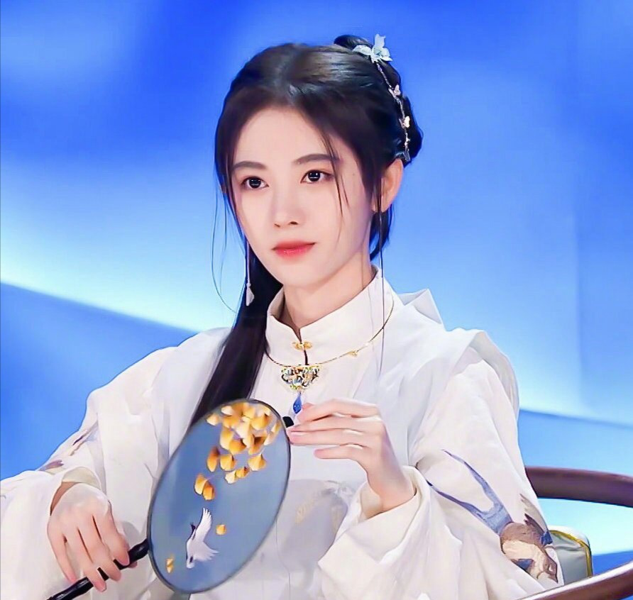 穿汉服的女生有多好看?看看鞠婧祎就知道了,既俏皮又甜美!