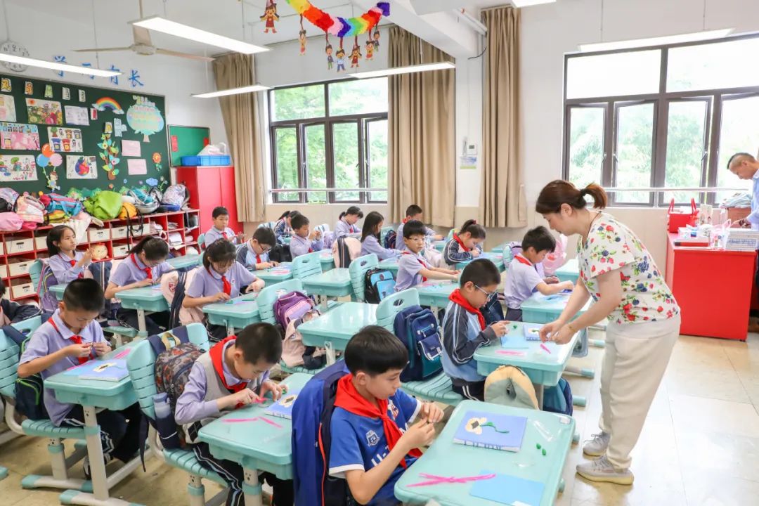 现场以"非遗 美育 护苗"模式为创新探索,融合上海剪纸(颛桥剪纸),面塑