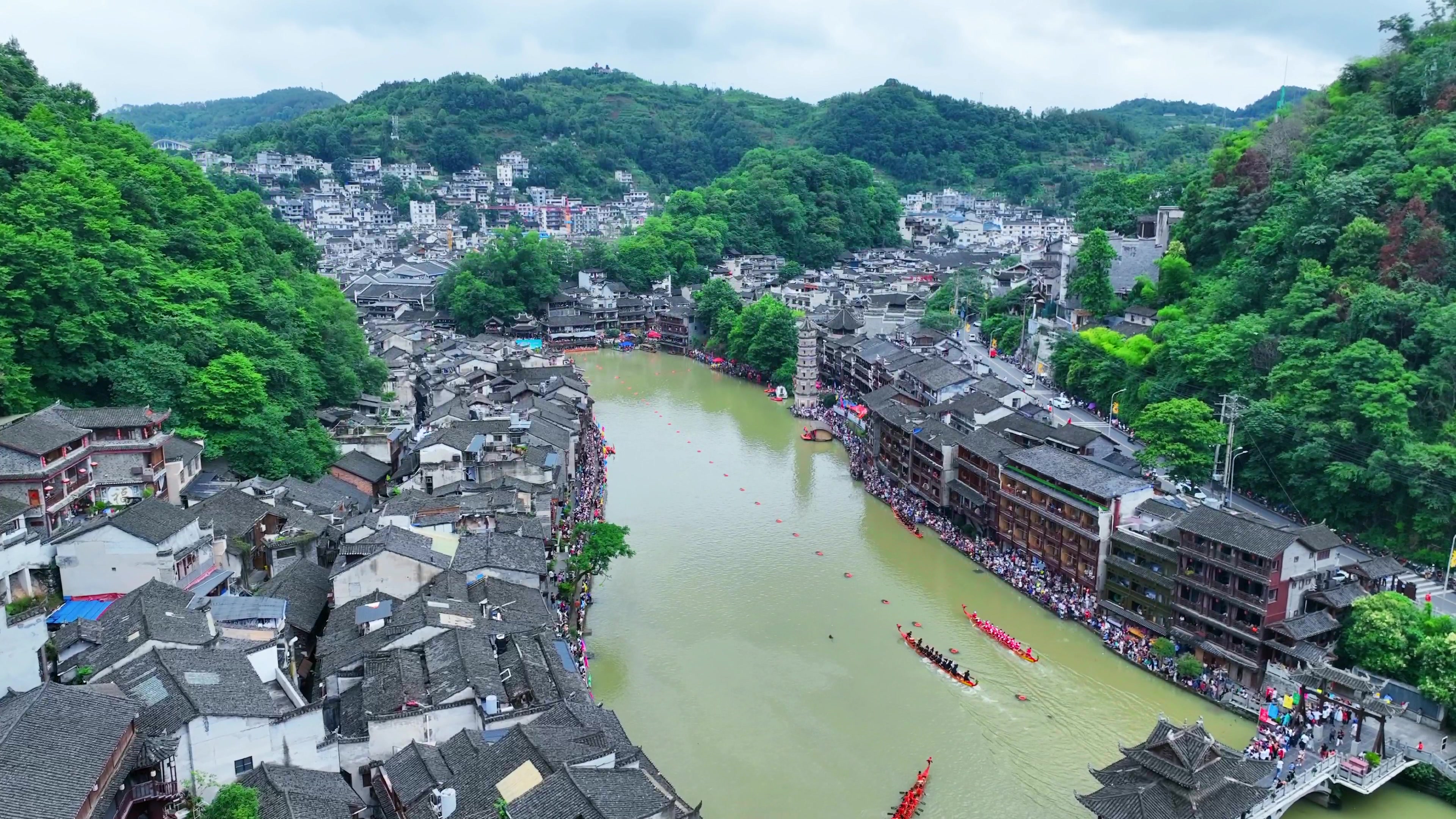 凤凰古城端午"赛龙舟·抢鸭子"大赛精彩上演 再现《边城》笔下热闹