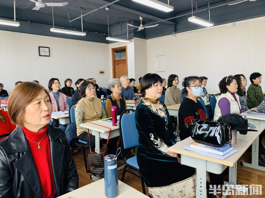 瞧,市老年大学90后老师的苦恼与微笑