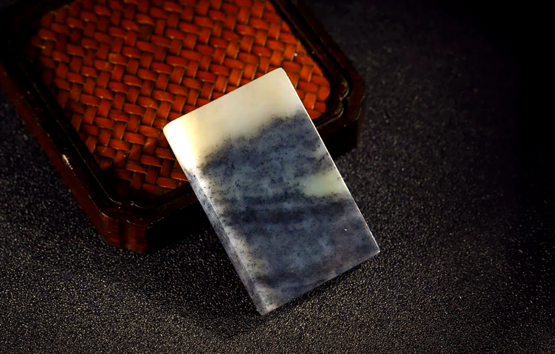 探秘和田玉青花籽料:一种独特的黑白艺术