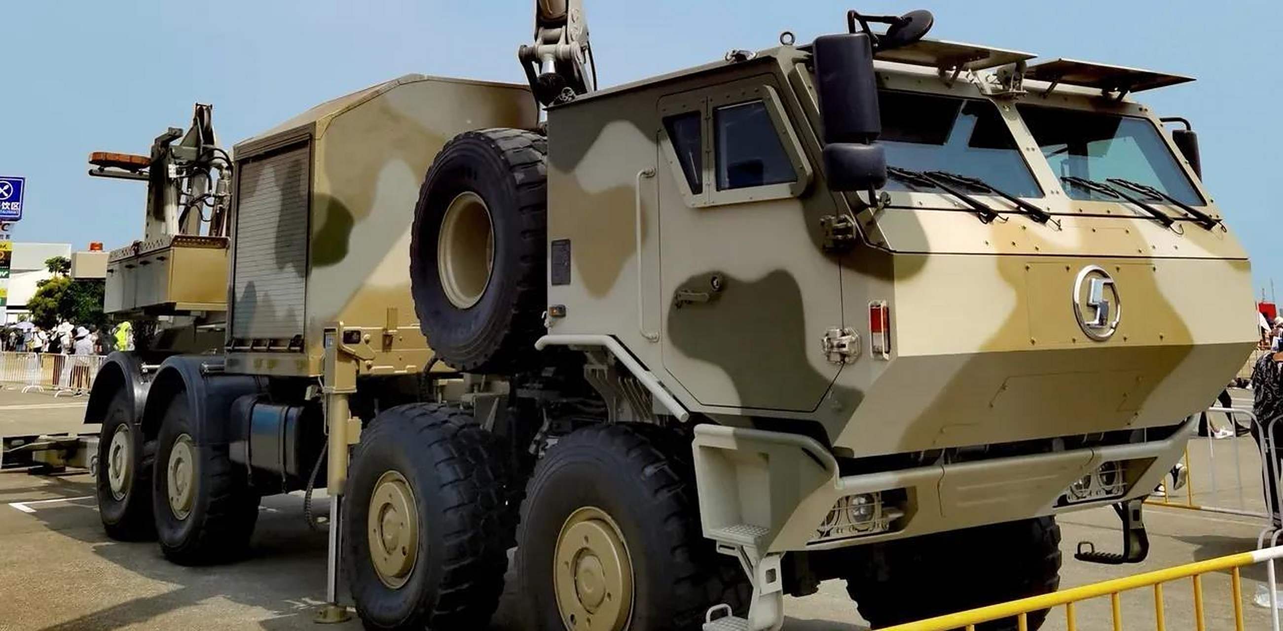 我军第三代军用卡车陆续服役,第三代卡车的特点就是越野能力更强,可适