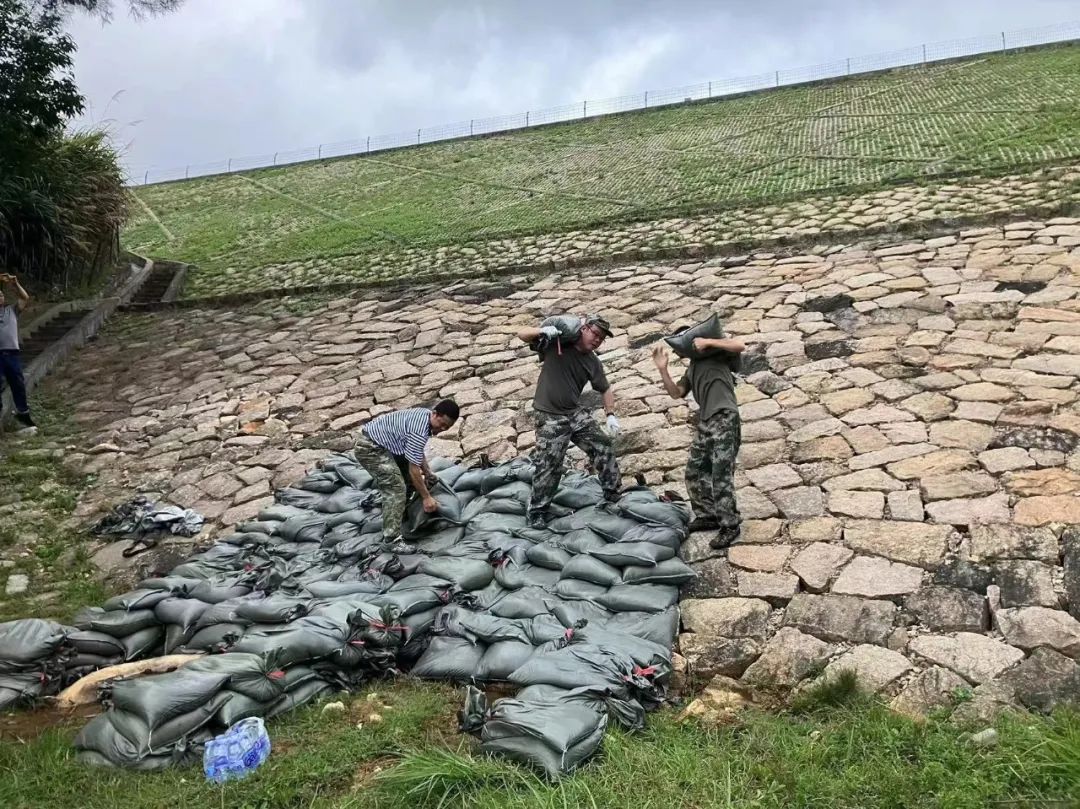 军区官兵火速开展营院整修清洁工作确保以最快速度恢复工作秩序厦门第