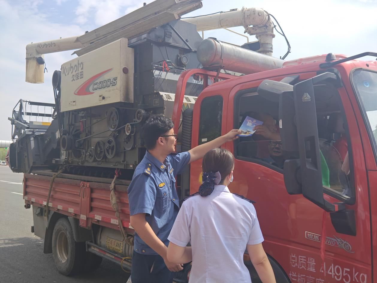 联动气象预警 精准服务保通行 郑民高速织密 “三夏” 农机保畅网 - 图2