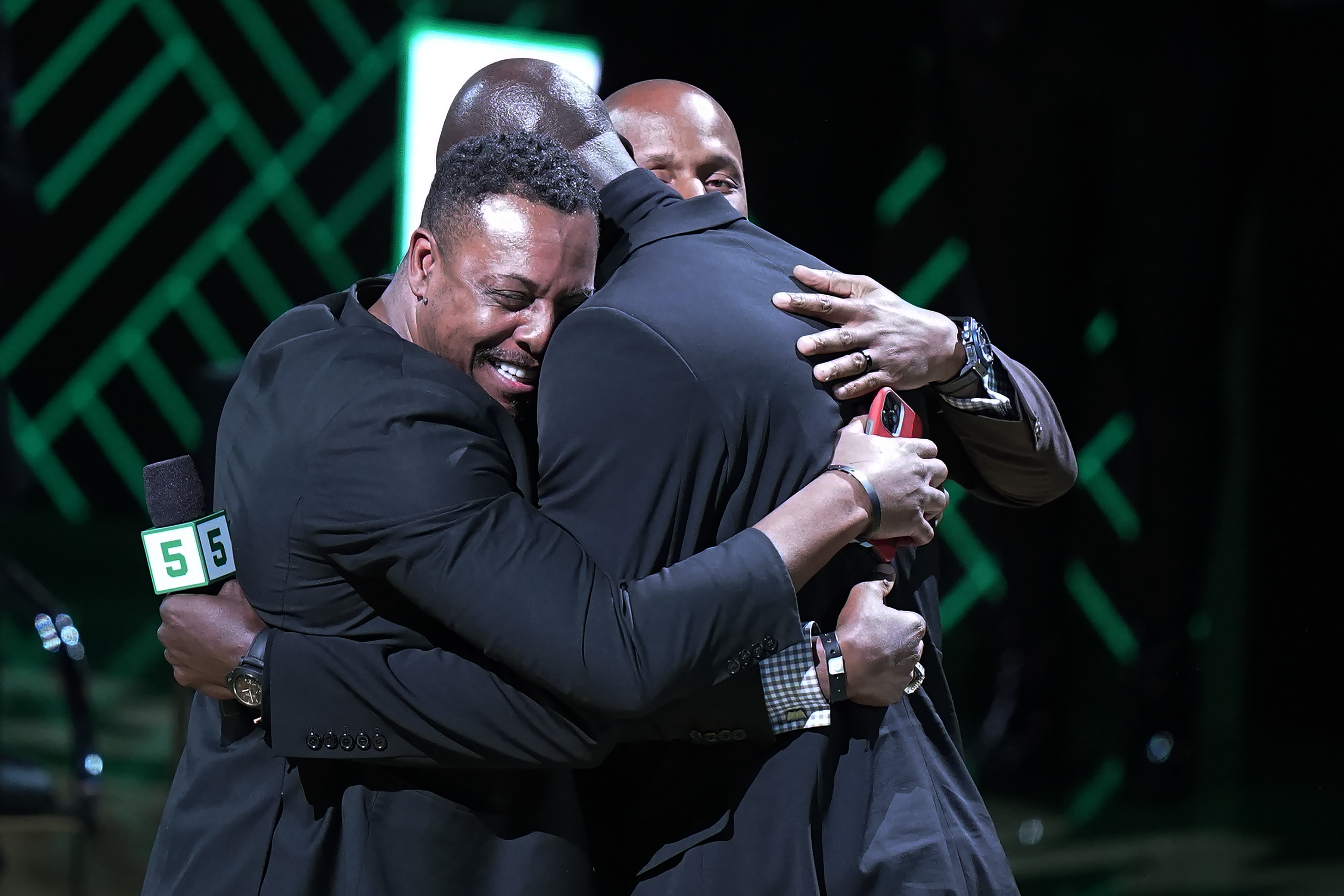 三巨头相拥,加内特球衣退役!他和雷·阿伦拆掉了心里的墙