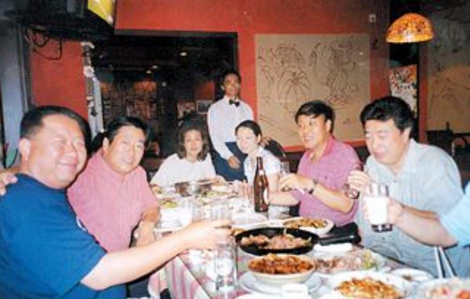 牛振华:从厨师逆袭为著名笑星,酒驾离世19年后妻女情况怎样?