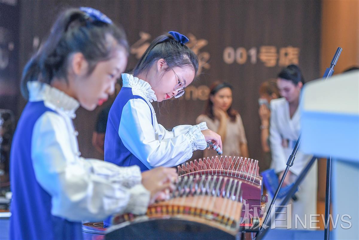 活动现场学生乐器演奏