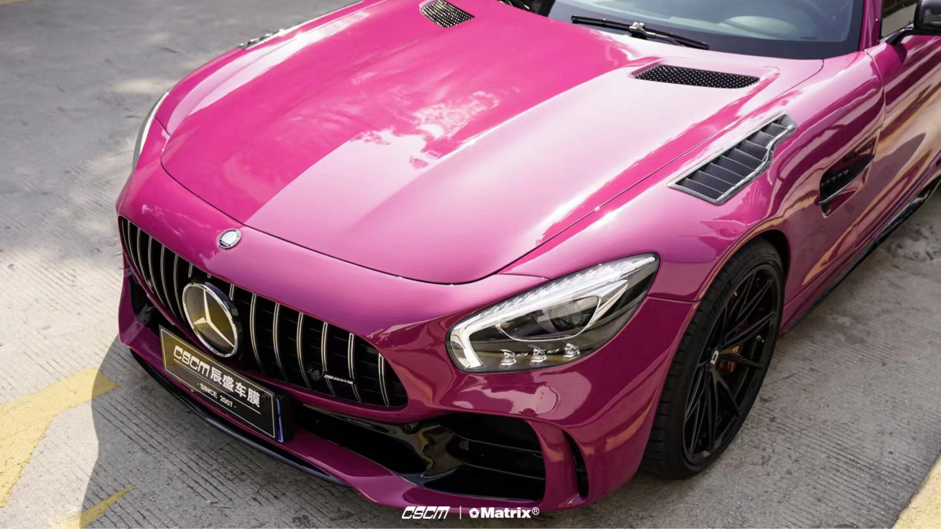 奔驰amg gt矩阵改色膜星光宝石红,高调的紫红色系十分抢眼