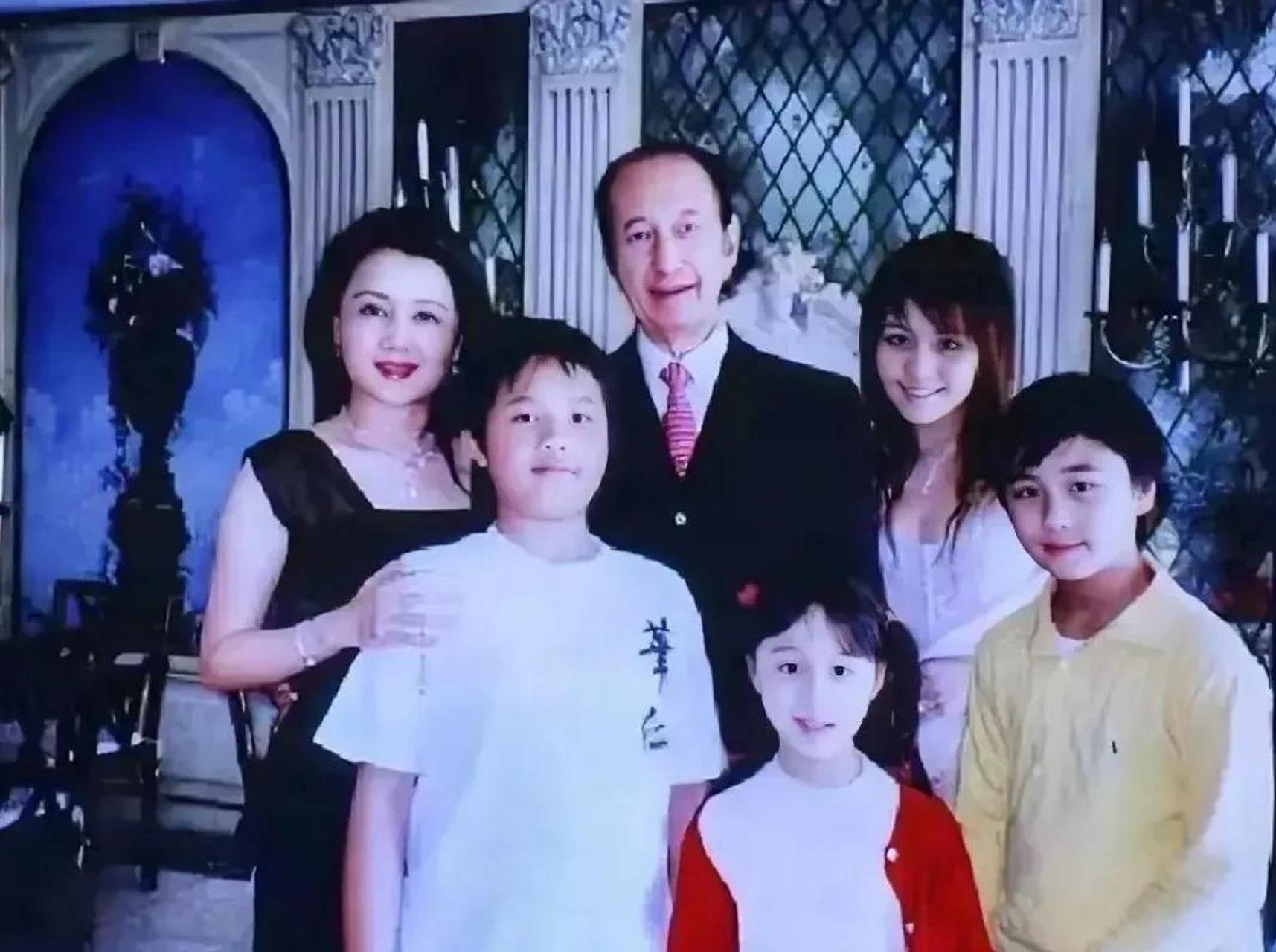 这是赌王何鸿燊和四房梁安琪及孩子合影.梁安琪真的很漂亮.