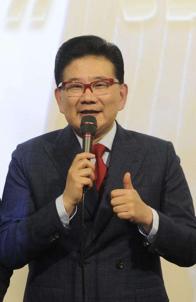 逃过富豪生日宴,如今成主持界一哥,上海台曹可凡到底什么来头?