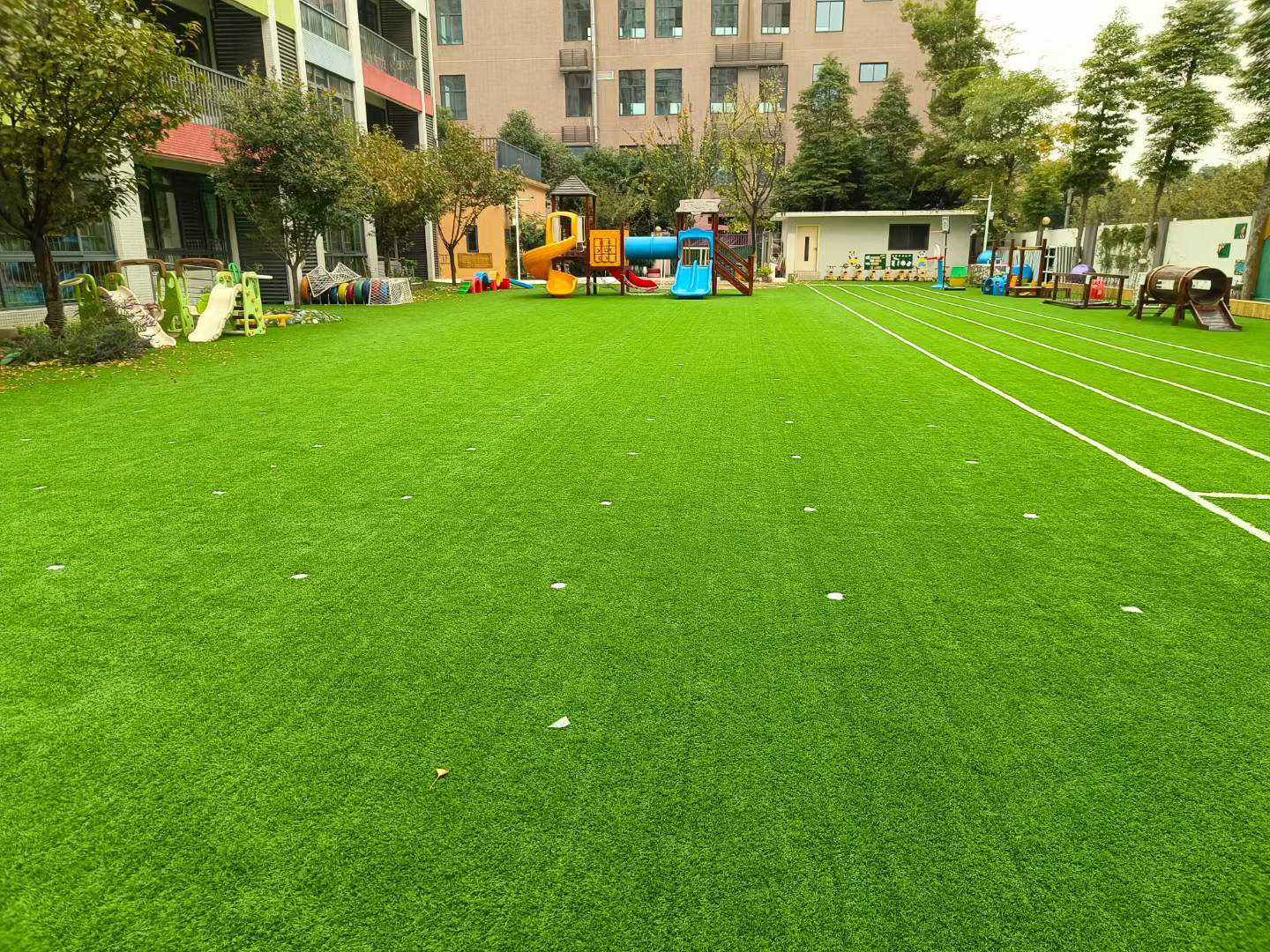 幼儿园操场假草坪