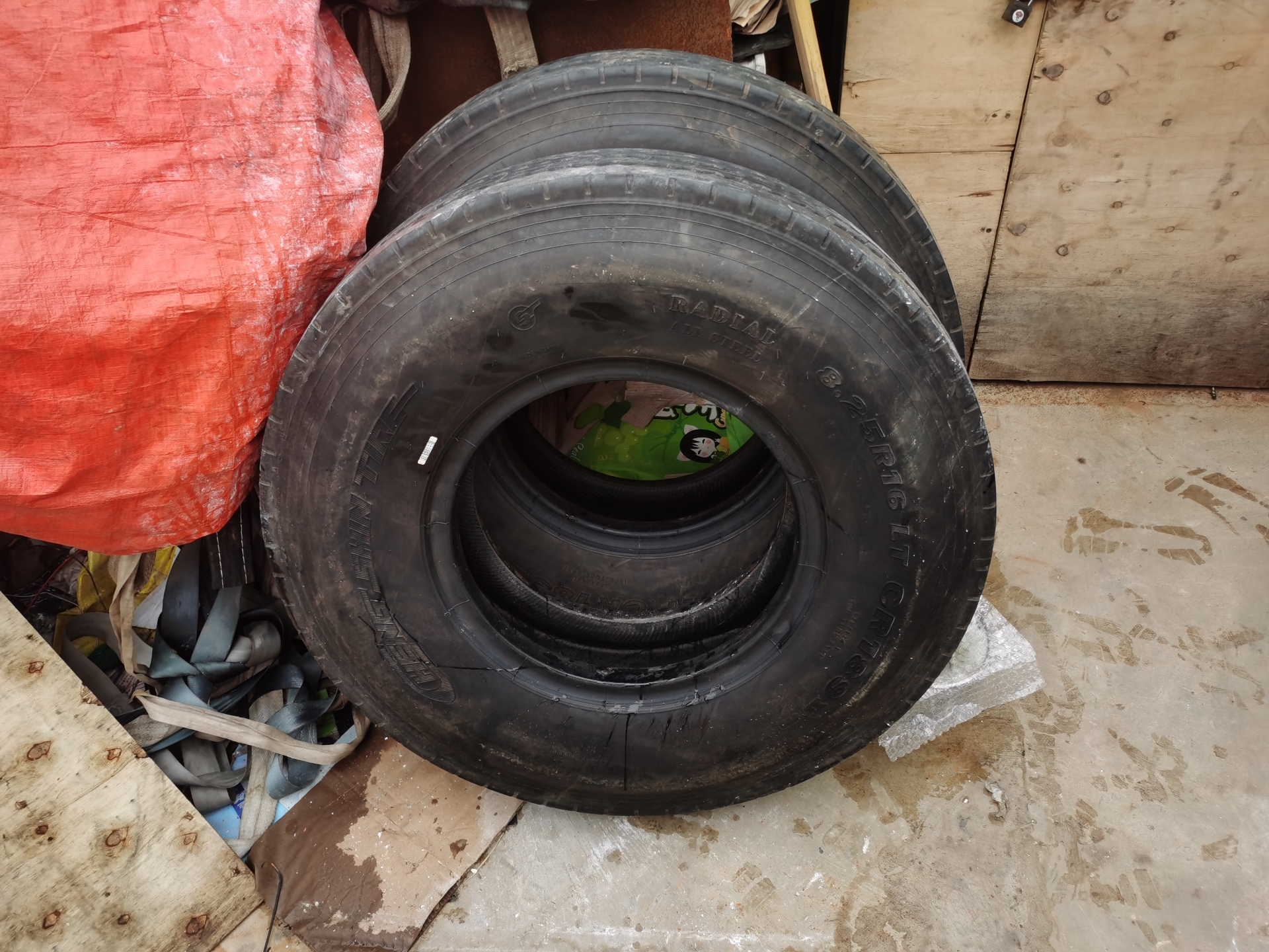 825-16轮胎打几个气压?