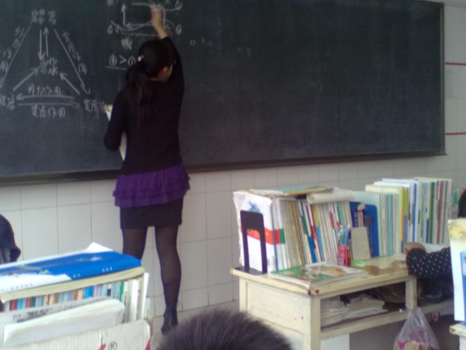 重点大学女校长被查,农民出身,靠匿名诬告升官,美容一次花70万