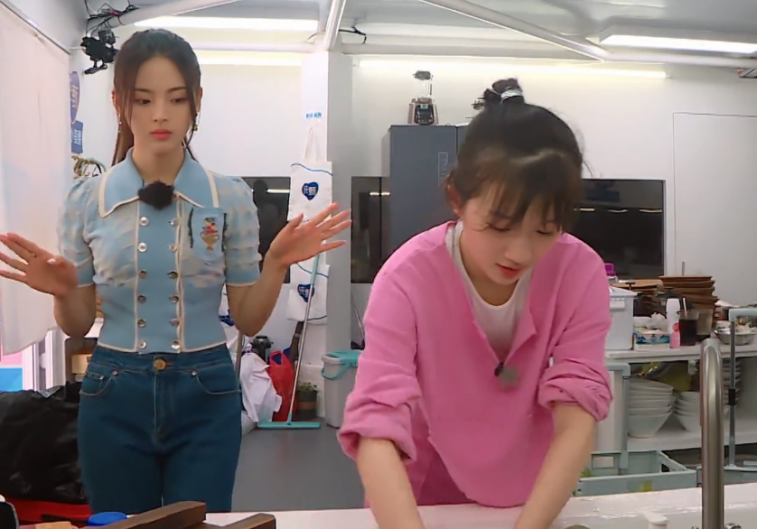 杨超越点菜出错,唱跳不会,来《中餐厅》就为了赚快钱?