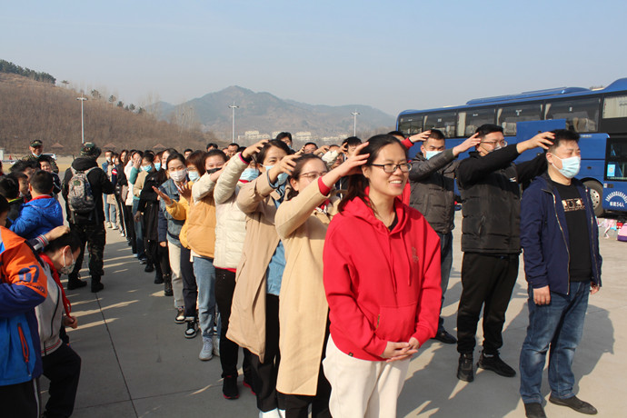 亲子植树,放飞心灵 洪家楼第三小学辛锐中队开展"邀春风同行,让心灵