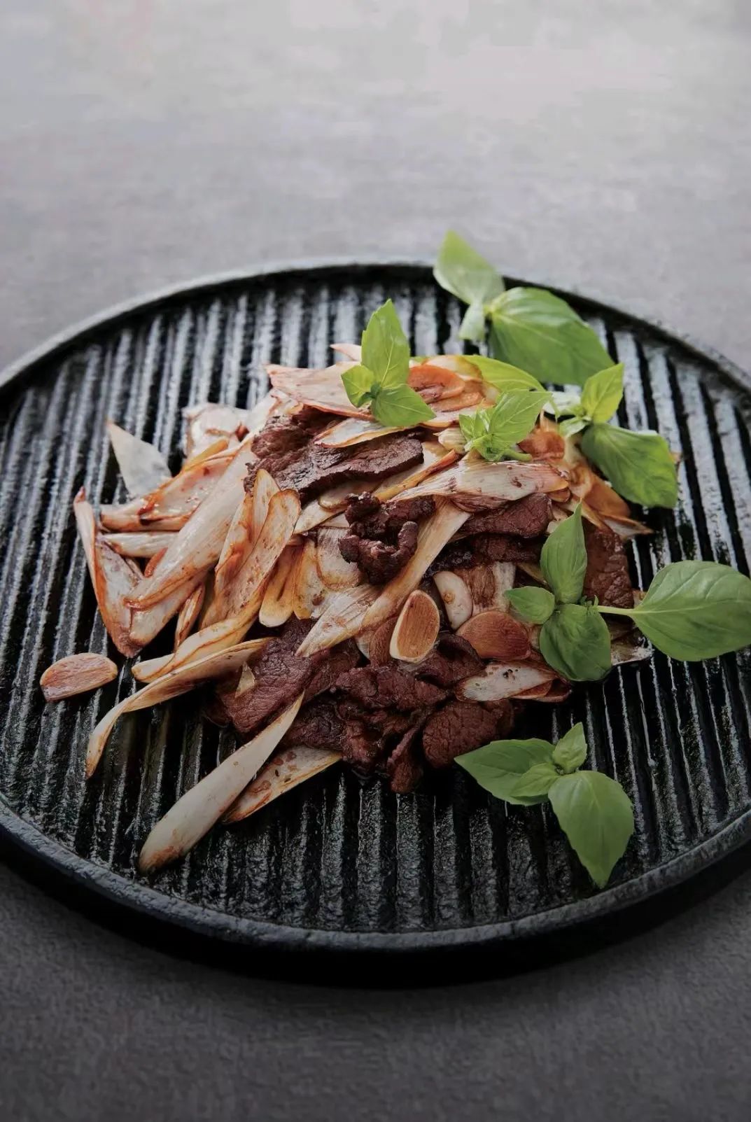 大董的菜品还会根据二十四节气命名,制作,从摆盘到色彩都符合节气意境